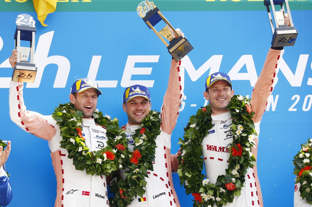 Michael Christensen, Laurens Vanthoor og Kevin Estre på podiet ved Le Mans 2018
(Foto: Porsche / Jürgen Tap)
